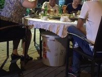 Ein Tisch, eine Tonne
