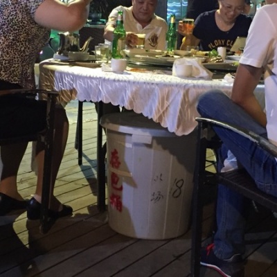 Ein Tisch, eine Tonne