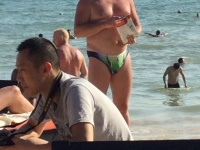 Ein Russe am Strand, endlich Zivilisierte Menschen